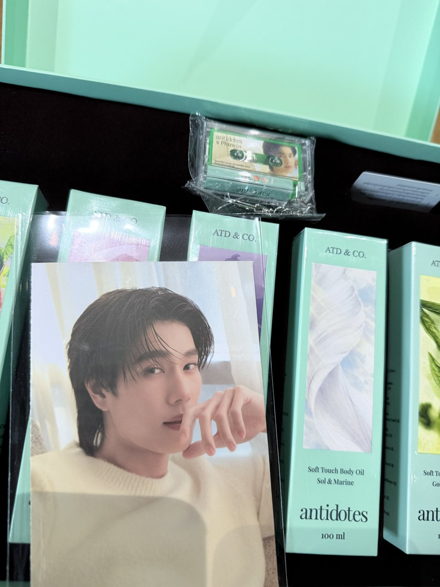 photobyyamed's tweet photo. #AntidotesXPhuwinWhiteGarden #AntidotesXPhuwin 
#Phuwintang คนที่ยก box อย่าลืมเล่นเทปอันนี้นะฮะ น้องเป็น nfc เอามา แปะๆที่หลังโทรศัพท์ตรงด้านบน จะมี link ไปดูคลิปที่แบรนด์ทำใน youtube มีคลิปสัม กับคลิป asmr คลิปอื่นๆก็เป็นเสียงภว
ปล แบรนด์น่ารักนะ ทำ play list มีmv เพลงน้องด้วย https://t.co/nbnWPzvmSs