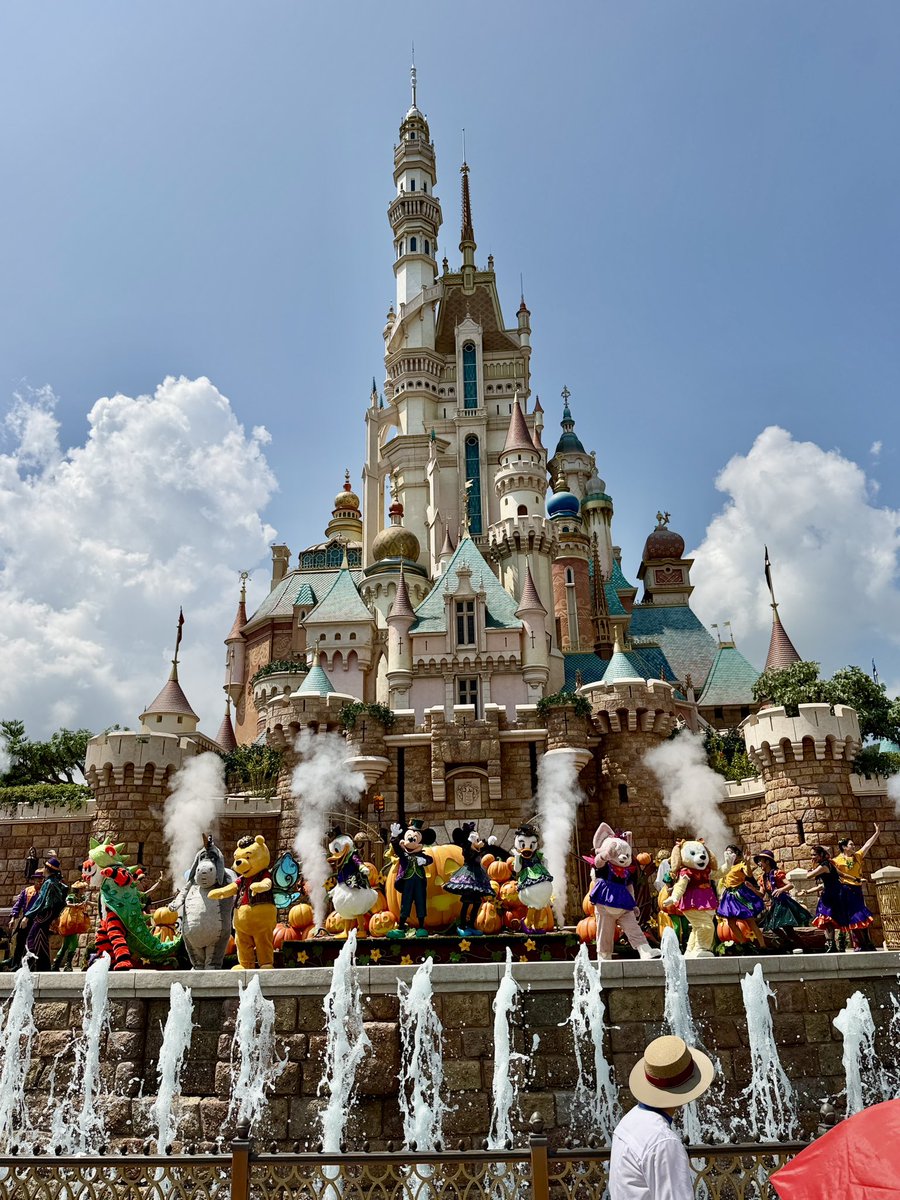 SoCal360's tweet photo. It’s crazy to see a smaller Disney park like Hong Kong Disneyland have 6 Live stage shows, a Full parade, &amp; nighttime castle show on a slow Wednesday.

Meanwhile, Disney California Adventure has ZERO live stage shows and NO parade during the busy Halloween season. Ridiculous! 🤦‍♂️ https://t.co/fLMEetXsH8