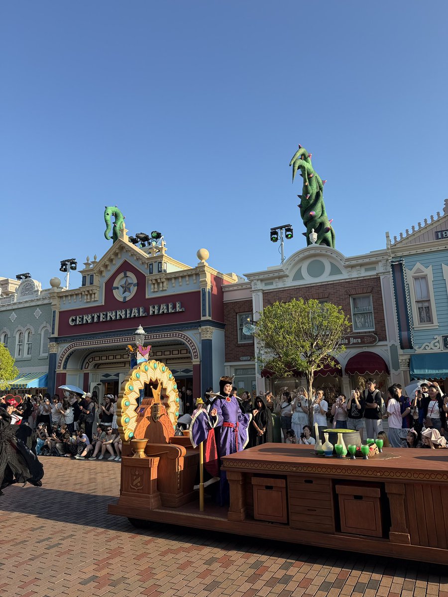 SoCal360's tweet photo. It’s crazy to see a smaller Disney park like Hong Kong Disneyland have 6 Live stage shows, a Full parade, &amp; nighttime castle show on a slow Wednesday.

Meanwhile, Disney California Adventure has ZERO live stage shows and NO parade during the busy Halloween season. Ridiculous! 🤦‍♂️ https://t.co/fLMEetXsH8