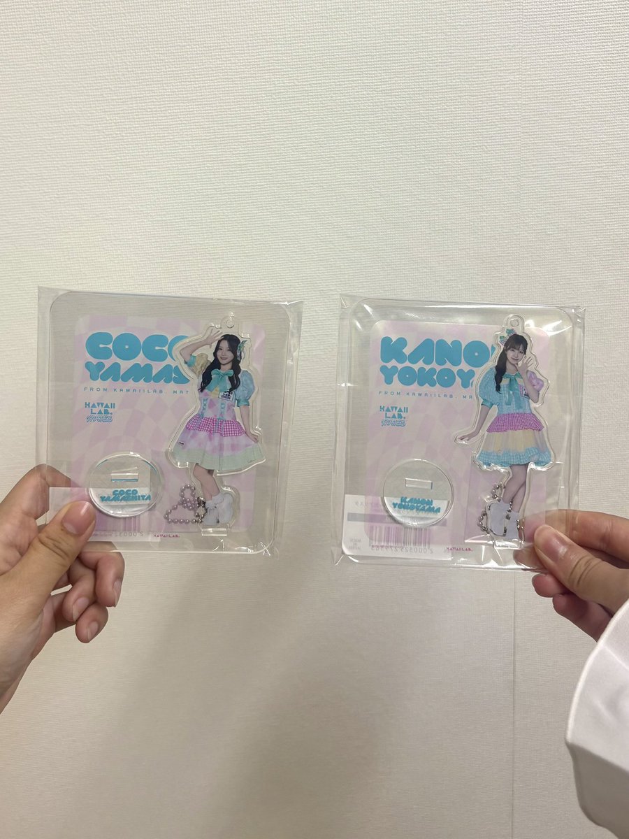 coco_KLM_0218's tweet photo. おはよー！！！

みて！アクスタちゃんっ🎀
かのここ㌠✨

実物かわいい！しかもさ、アクキーにもできるから、色んなとこに連れて行ってね♡

今日も一緒に頑張ろ〜！！

 #カワラボメイツ  #横山かのん  #山下ここ https://t.co/dcoLjPWIcr