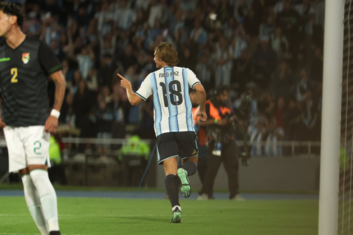 Argentina's tweet photo. #SelecciónMayor 
🗓 Amistoso Internacional

⚽️ #Argentina 🇦🇷 2 🆚 Bolivia 🇧🇴 0

⏱️A 5 minutos del final del primer tiempo, te dejamos esta secuencia a pura clase 📸

📍 Estadio Mario Alberto Kempes https://t.co/WpBPWq5h7S