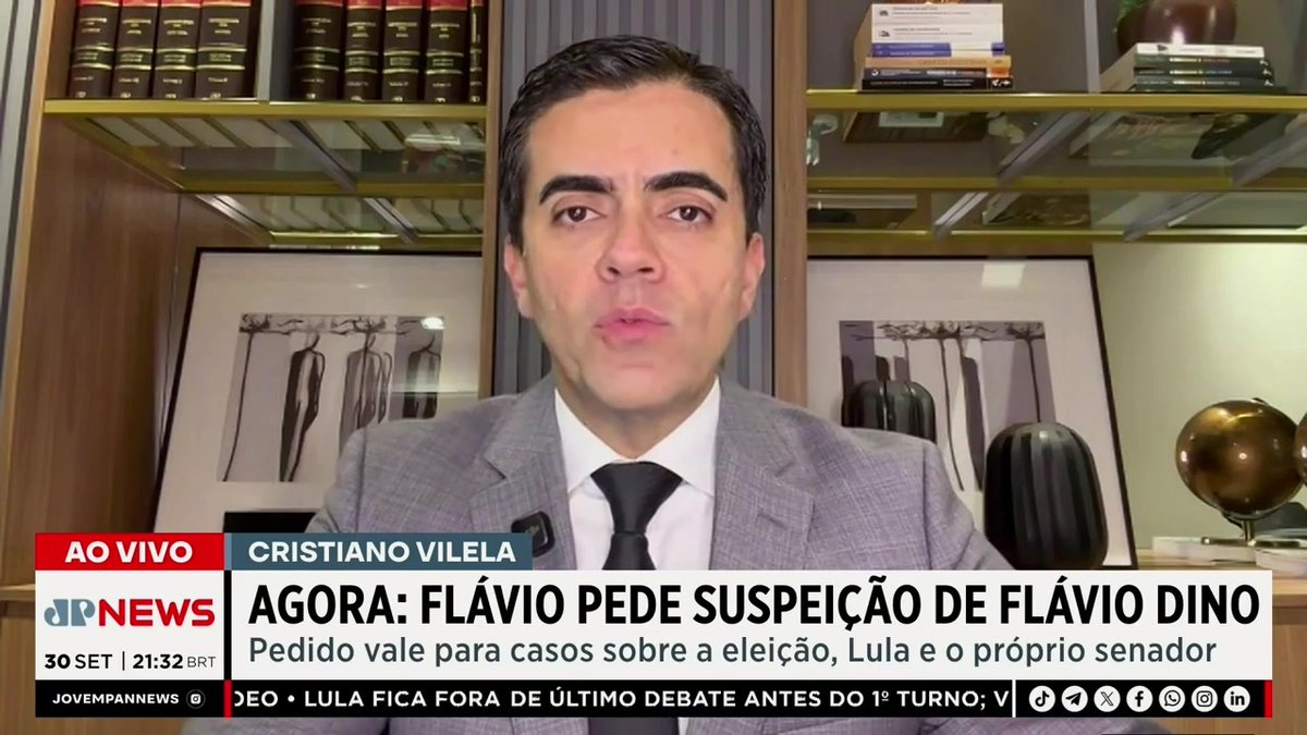 Cristiano Vilela appears on JP News reporting on Senator Flávio Bolsonaro's request to the STF to recuse Justice Flávio Dino from cases involving Lula, the election, and himself. The broadcast timestamp shows "30 SET | 21:32 BRT" with an "AO VIVO" (live) indicator in the lower third.