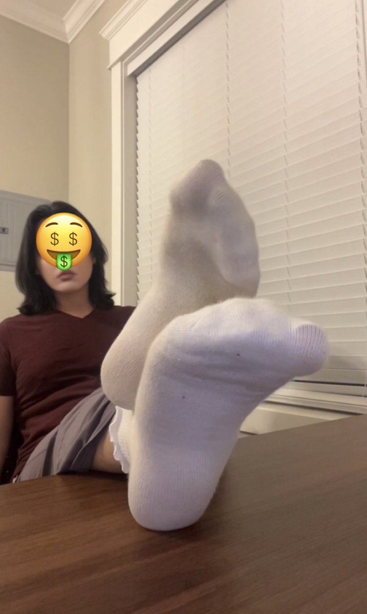 xcaseyxxx's tweet photo. time to give in and spoil my feet 💀

these socks smell so good 😵‍💫

#femboy #feet #findom https://t.co/f4DHiwnTVD