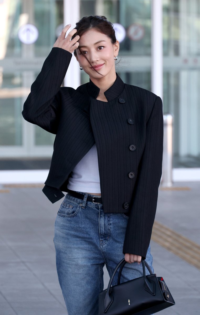 godmitzu's tweet photo. JIHYO looks gorgeous heading to Paris Fashion Week for Christian Louboutin today. https://t.co/ABBgROxc7W