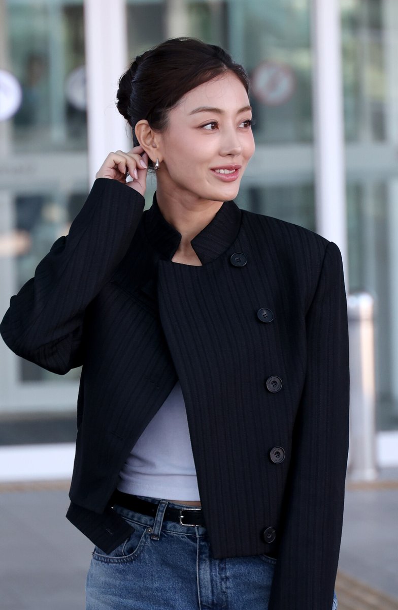 godmitzu's tweet photo. JIHYO looks gorgeous heading to Paris Fashion Week for Christian Louboutin today. https://t.co/ABBgROxc7W
