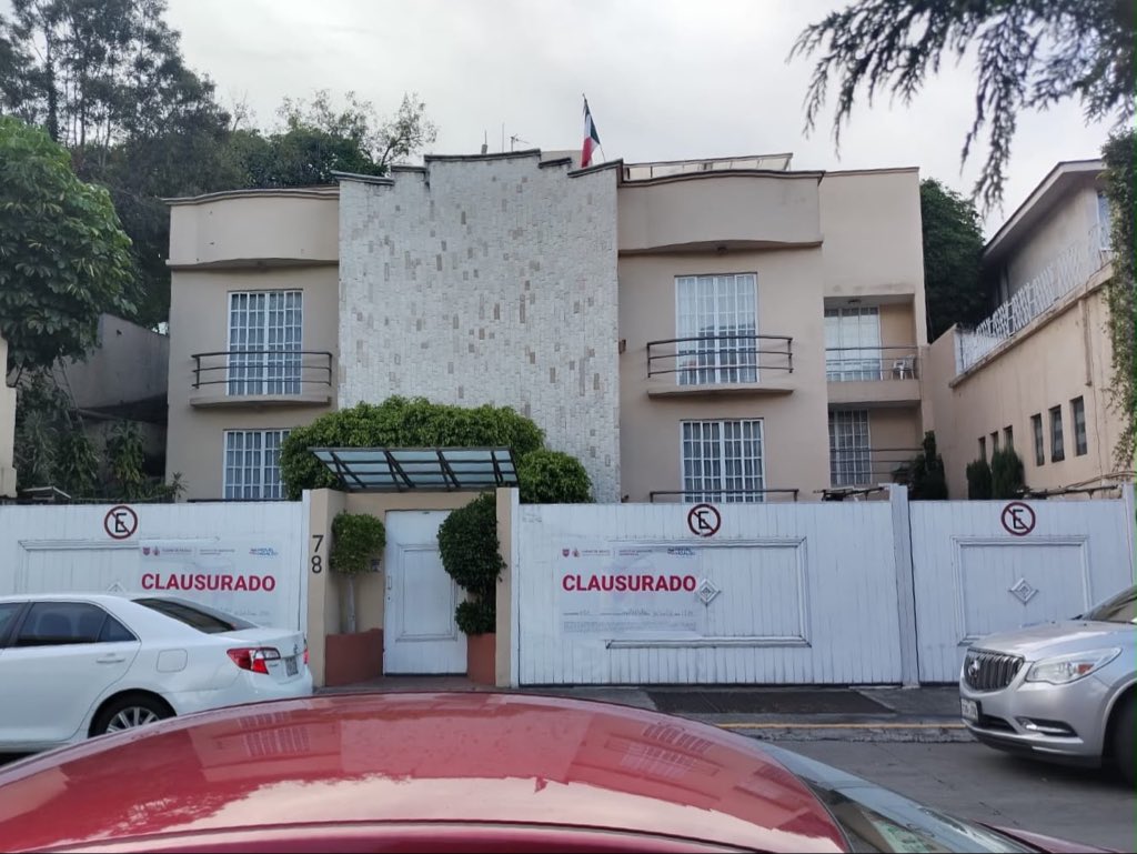 MLopezSanMartin's tweet photo. 🚨 La alcaldía Miguel Hidalgo clausuró 8 inmuebles vinculados a Kings Suites / EOLA, señalados por operar como hospedaje temporal sin los permisos correspondientes.

Entre ellos:

📍 Duraznos 72 y 78
📍 Platón 436
📍 Horacio 1525
📍 Pinos 72
📍 Magnolias 93
📍 Chimborazo 537 y 567

Los vecinos habían denunciado la operación de estos motelitos en zonas habitacionales.

@mauriciotabe se comprometió a aplicar la ley parejo. No muchos alcaldes lo habrían hecho.

El reto estará en garantizar que las clausuras se cumplan.