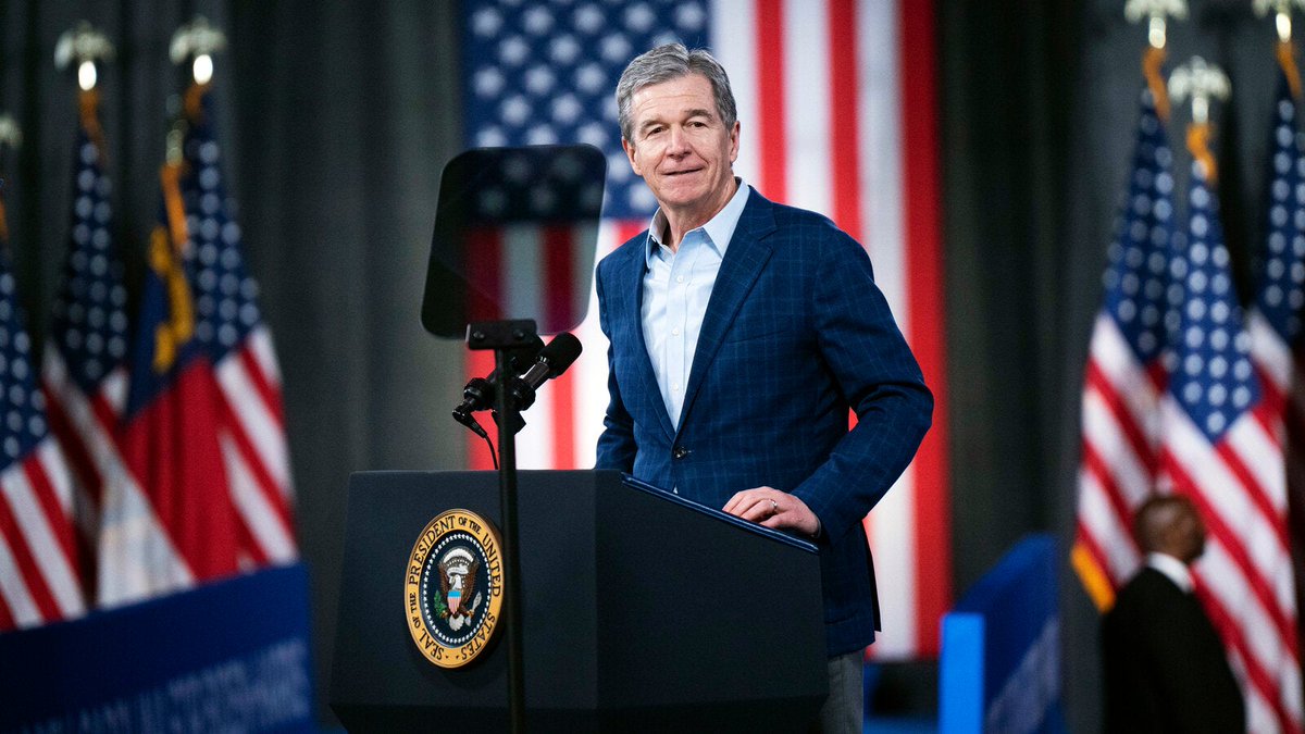 IAPolls2022's tweet photo. NORTH CAROLINA POLL - Senate 

🟦 Roy Cooper: 51%
🟥 Michael Whatley: 39%
—
🔵 Certain to vote: Cooper +16
🔵 Ext. enthusiastic: Cooper +28

• @BIGDATAPOLL | 9/27-29 | 642 LV
• 2024 recalled vote: Trump 51-46
https://t.co/59Ewdoqkpv https://t.co/XjRFOkOykD