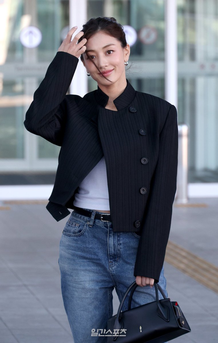 OLTSupport's tweet photo. TWICE's JIHYO at the airport heading to Paris Fashion Week to attend the Christian Louboutin SS27 show

#ChristianLouboutinSS27xJIHYO
#JIHYO @LouboutinWorld https://t.co/ieY80E9qgD