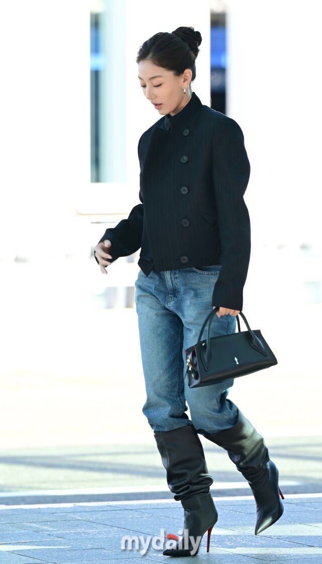 OLTSupport's tweet photo. TWICE's JIHYO at the airport heading to Paris Fashion Week to attend the Christian Louboutin SS27 show

#ChristianLouboutinSS27xJIHYO
#JIHYO @LouboutinWorld https://t.co/ieY80E9qgD