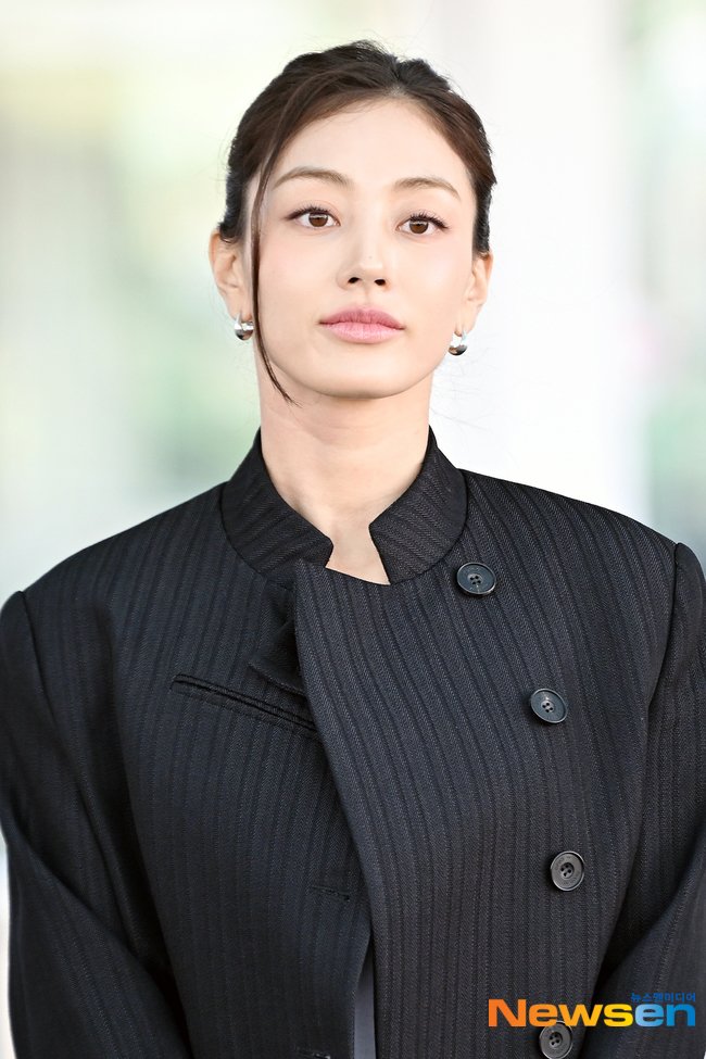 OLTSupport's tweet photo. TWICE's JIHYO at the airport heading to Paris Fashion Week to attend the Christian Louboutin SS27 show

#ChristianLouboutinSS27xJIHYO
#JIHYO @LouboutinWorld https://t.co/ieY80E9qgD