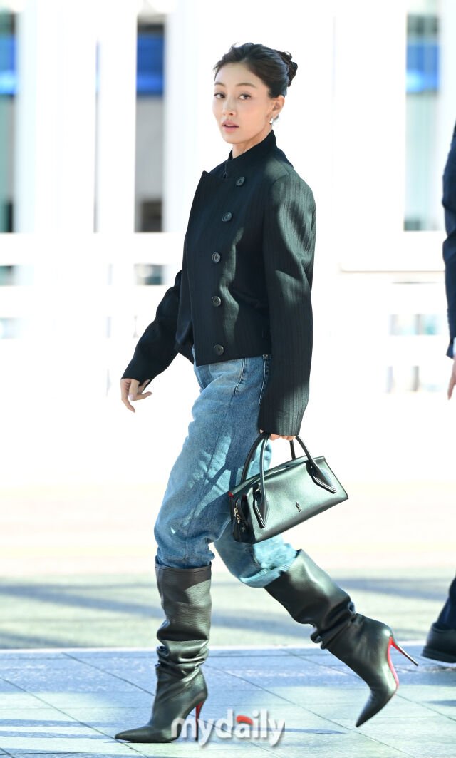 OLTSupport's tweet photo. TWICE's JIHYO at the airport heading to Paris Fashion Week to attend the Christian Louboutin SS27 show

#ChristianLouboutinSS27xJIHYO
#JIHYO @LouboutinWorld https://t.co/ieY80E9qgD