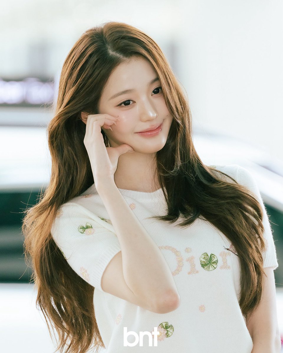 OnlyForWy0831's tweet photo. Keep giving us amazing fashion content from Wonyoung and Dior

WONYOUNG IN DIOR
#WonyoungDiorSummer27
#JANGWONYOUNG
#WONYOUNG
#DiorSummer27 @Dior https://t.co/ECNqfY9S9v