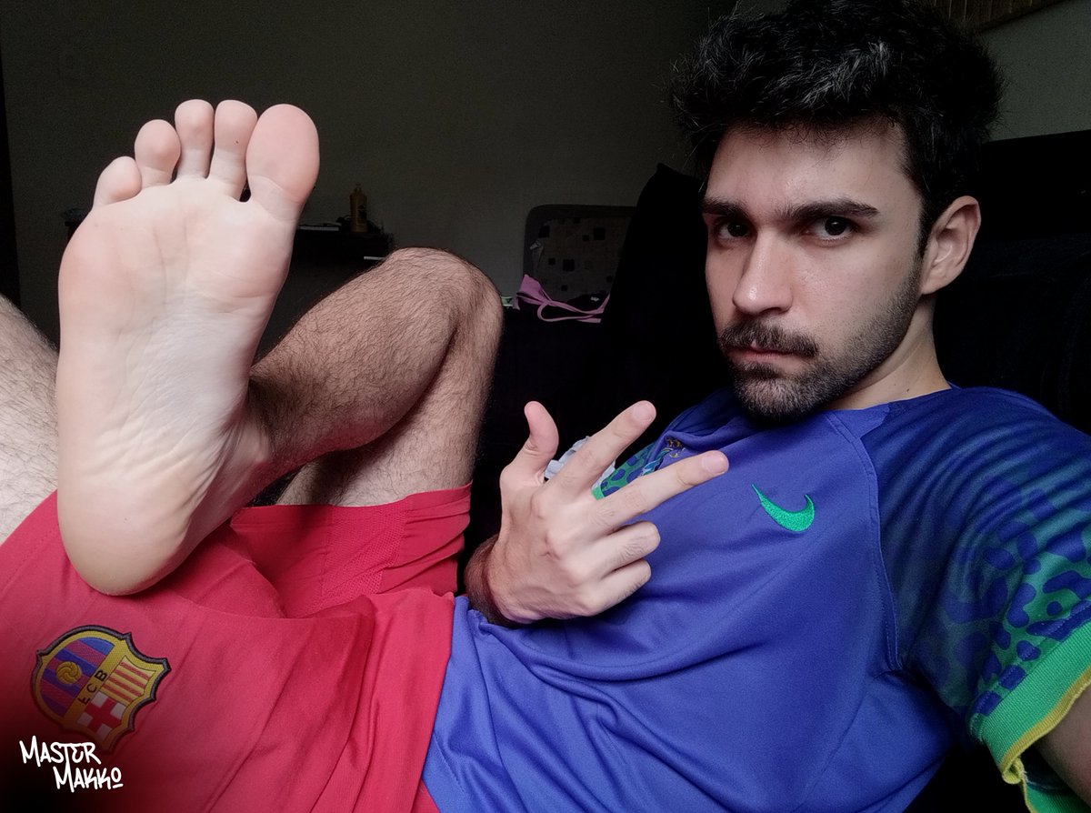MasterMakko's tweet photo. qual puta vou sufocar com meu pé hoje?

#findom #feet #cashmaster #drain https://t.co/tYysZAoULE