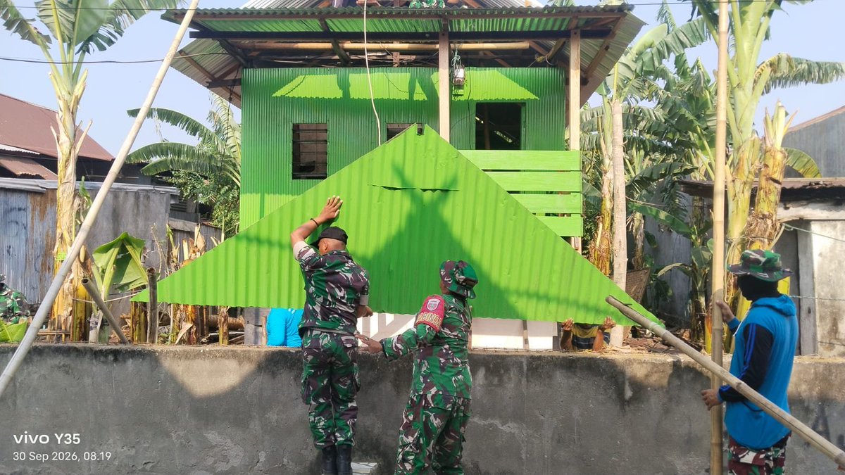KODIM__1404_PRG's tweet photo. Kepedulian TNI terhadap kondisi masyarakat kembali diwujudkan melalui kegiatan rehabilitasi rumah warga. Personel Koramil 1404-08/Lanrisang membantu merehab rumah milik La Haling, warga Kelurahan Jaya, Kecamatan Watang Sawitto, Kabupaten Pinrang, Kamis (1/10/2026). https://t.co/PEh89vEhT9