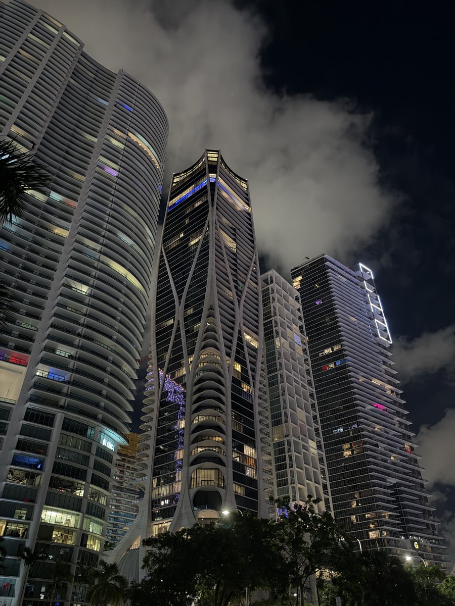 OfficialJoelF's tweet photo. Downtown Miami night vibes https://t.co/n5kduTeIKv