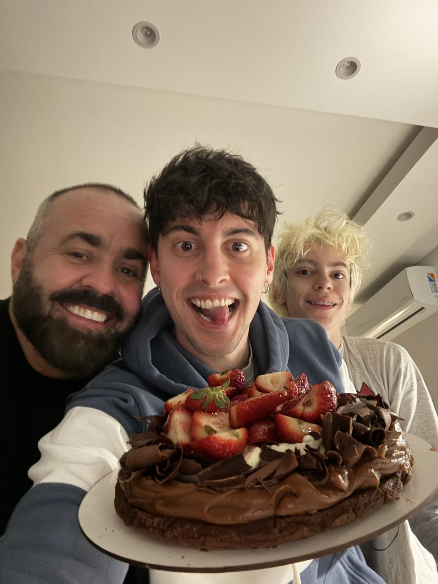Robleis01's tweet photo. hola, tengo 28 🥳 https://t.co/dr3UauNzrB