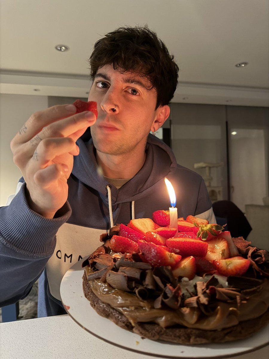Robleis01's tweet photo. hola, tengo 28 🥳 https://t.co/dr3UauNzrB