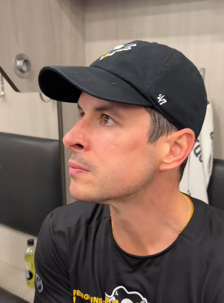 Sasha_Squid's tweet photo. clean hat, shirt with no holes, prehistoric pads and radioactive jock out of sight... he's to clean, give him back his grime :( https://t.co/lcn2gPmVaR