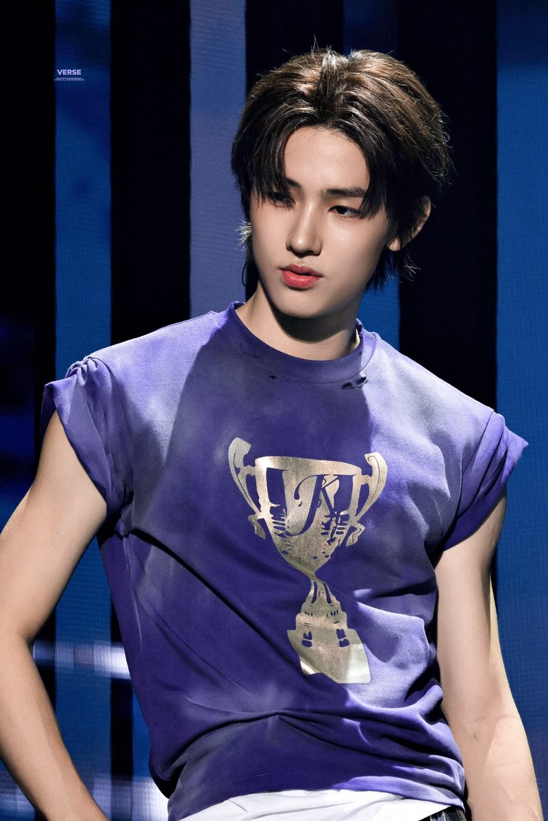 acaijoahae's tweet photo. seonghyeon in purple is actually insane https://t.co/j1ah0ZOpE9