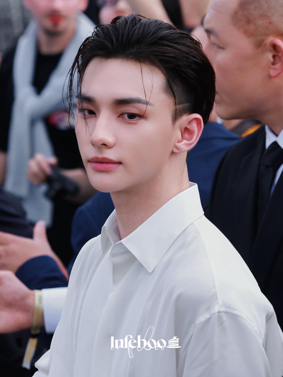 Jklmn2110's tweet photo. Who can resist Hyunjin with wet hair at Dior?

Infeboo photographer:
White shirt + wet hair is seriously unfair… His front profile is already stunning, but his side profile is on another level. Those shots with strands of hair falling over his face look straight out of a movie. Watching him walk past in person, all you could do was frantically keep pressing the shutter.

HYUNJIN STUNS AT DIOR PFW
#DiorSummer27_HYUNJIN
