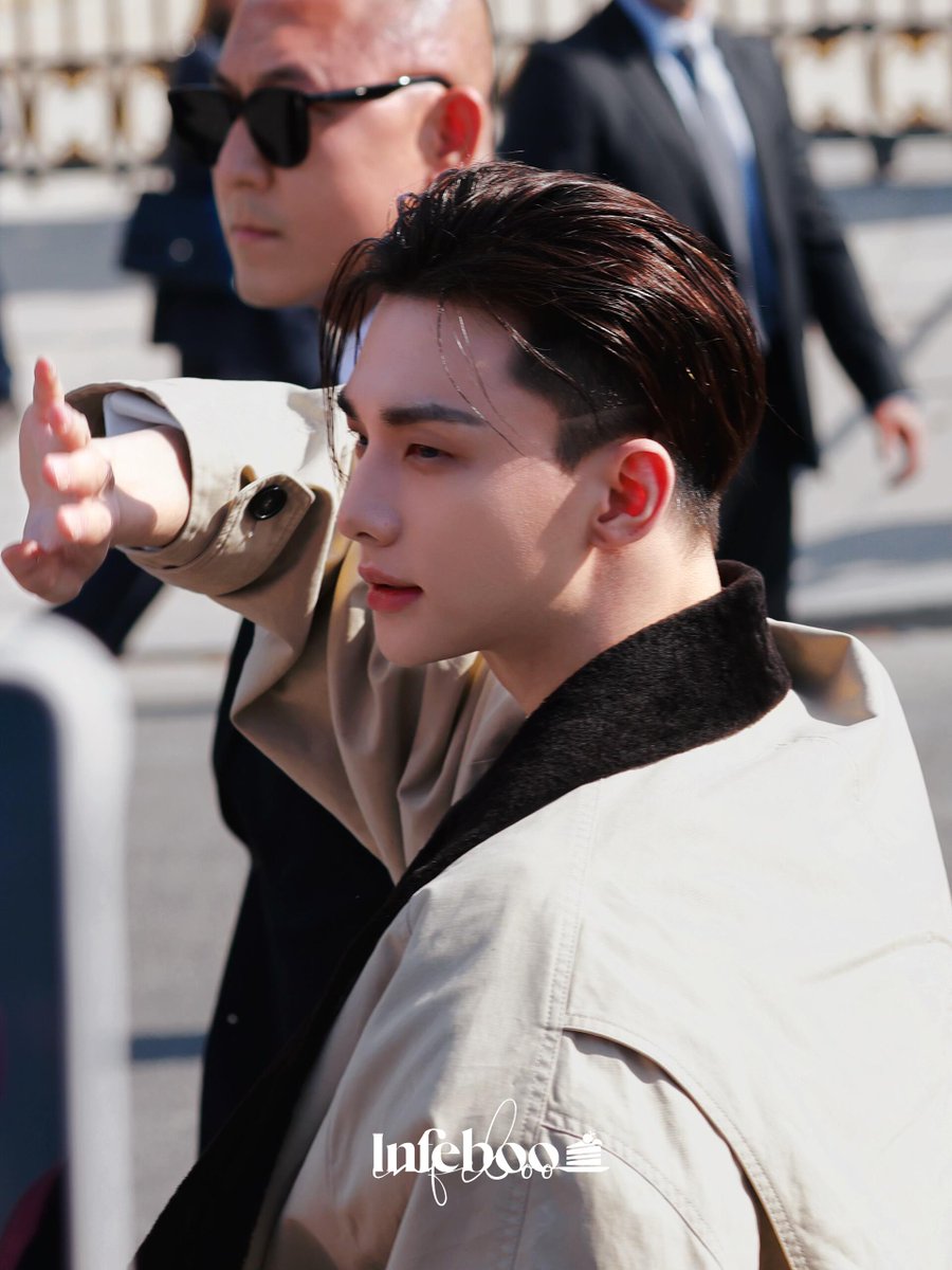 Jklmn2110's tweet photo. Who can resist Hyunjin with wet hair at Dior?

Infeboo photographer:
White shirt + wet hair is seriously unfair… His front profile is already stunning, but his side profile is on another level. Those shots with strands of hair falling over his face look straight out of a movie. Watching him walk past in person, all you could do was frantically keep pressing the shutter.

HYUNJIN STUNS AT DIOR PFW
#DiorSummer27_HYUNJIN