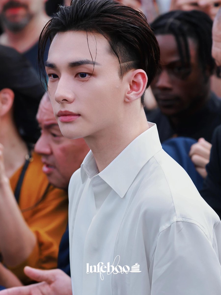Jklmn2110's tweet photo. Who can resist Hyunjin with wet hair at Dior?

Infeboo photographer:
White shirt + wet hair is seriously unfair… His front profile is already stunning, but his side profile is on another level. Those shots with strands of hair falling over his face look straight out of a movie. Watching him walk past in person, all you could do was frantically keep pressing the shutter.

HYUNJIN STUNS AT DIOR PFW
#DiorSummer27_HYUNJIN
