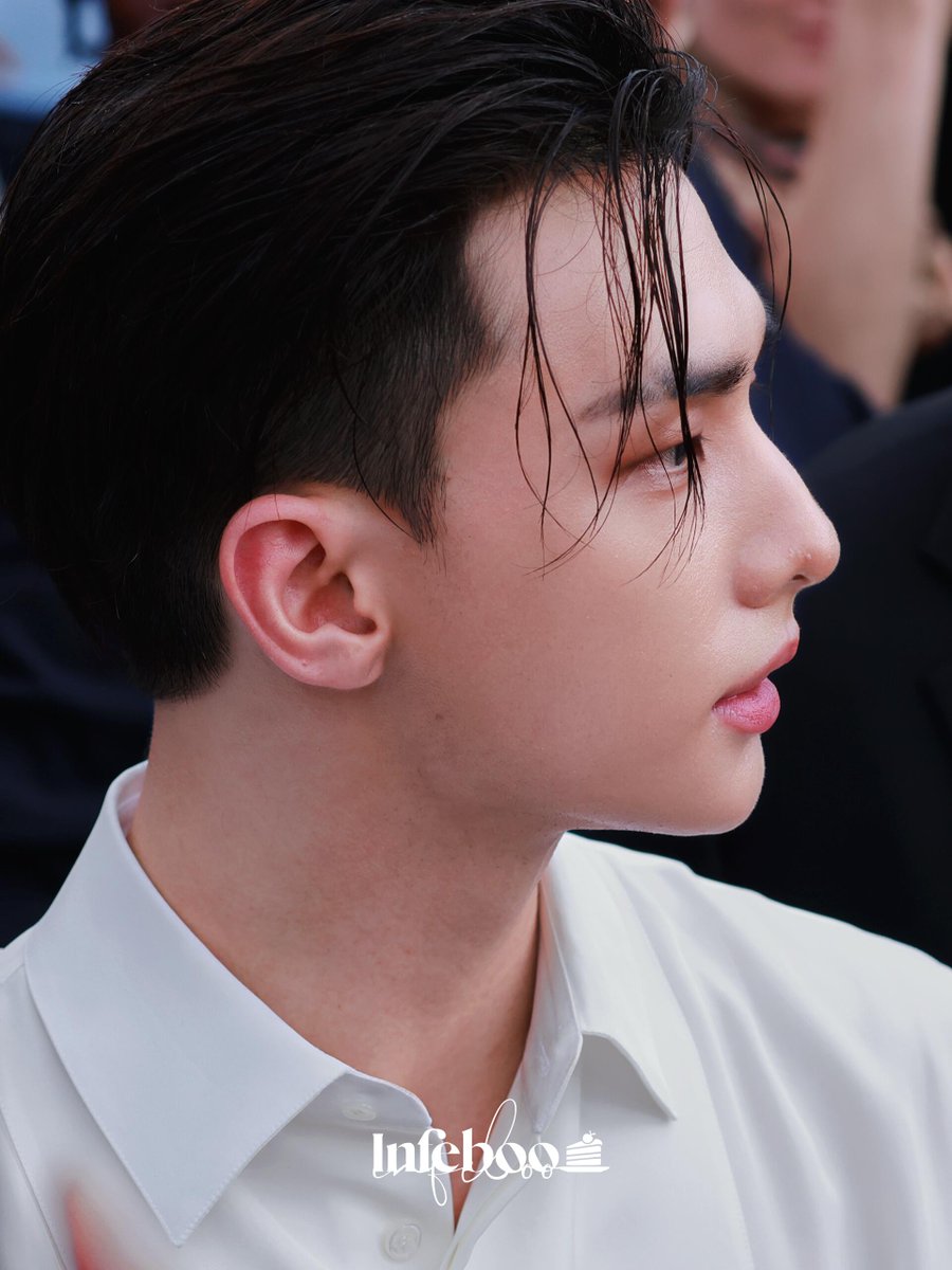 Jklmn2110's tweet photo. Who can resist Hyunjin with wet hair at Dior?

Infeboo photographer:
White shirt + wet hair is seriously unfair… His front profile is already stunning, but his side profile is on another level. Those shots with strands of hair falling over his face look straight out of a movie. Watching him walk past in person, all you could do was frantically keep pressing the shutter.

HYUNJIN STUNS AT DIOR PFW
#DiorSummer27_HYUNJIN