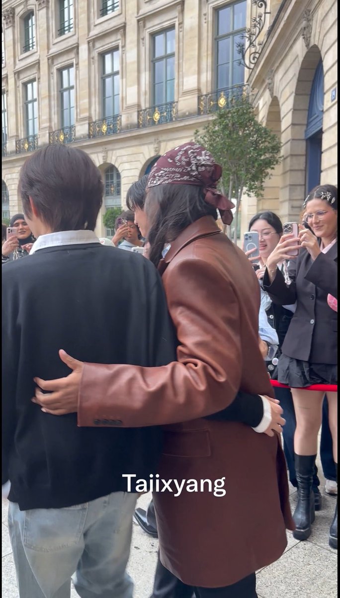 blsmmothie's tweet photo. i've been really busy but oh my god THE Law Roach?? a huge influential american celebrity stylist and the one who has been styling Zendaya for her viral looks?? 😭❤️‍🔥 

people who knows fashion must know this is a hella BIG DEAL oh kengnamping you guys are gonna come back to thailand with history already written and greater opportunities already lining up for the both of you 🥹🤲🏻✨ this feels so surreal i can't wait for the actual event tonight go bigger and higher my kengnamping we are so ready to send u above and beyond 😭🥹

#KengNamping #KengHarit #nampingster @Schiaparelli #Schiaparelli #PFW
