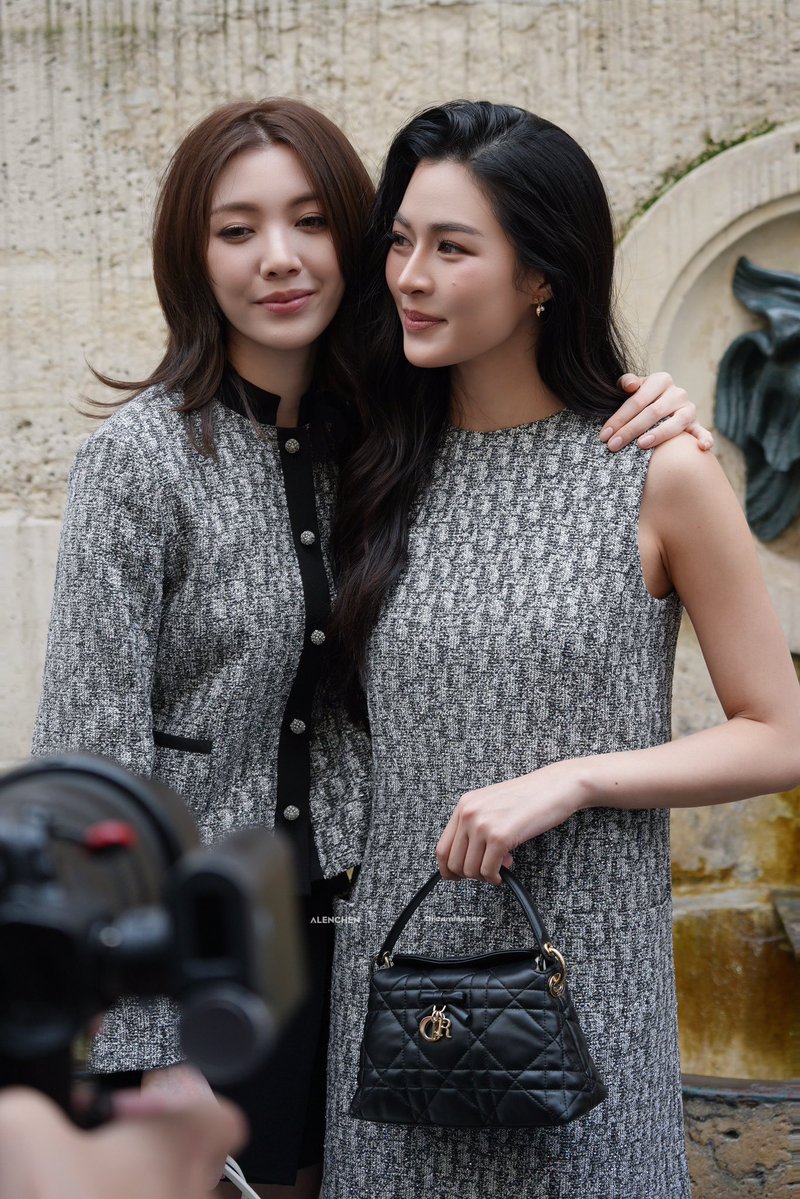 alenchenk's tweet photo. 🤍👜👑

#OrmKornnaphat‌ #LinglingKwong‌ 
#LingOrmDiorSummer27 #LingOrm 
#Dior #DiorSummer #PFW 

@ormmormm 
@linglingsirilak 
@Dior 
@XFashion https://t.co/PXqXpQFULp