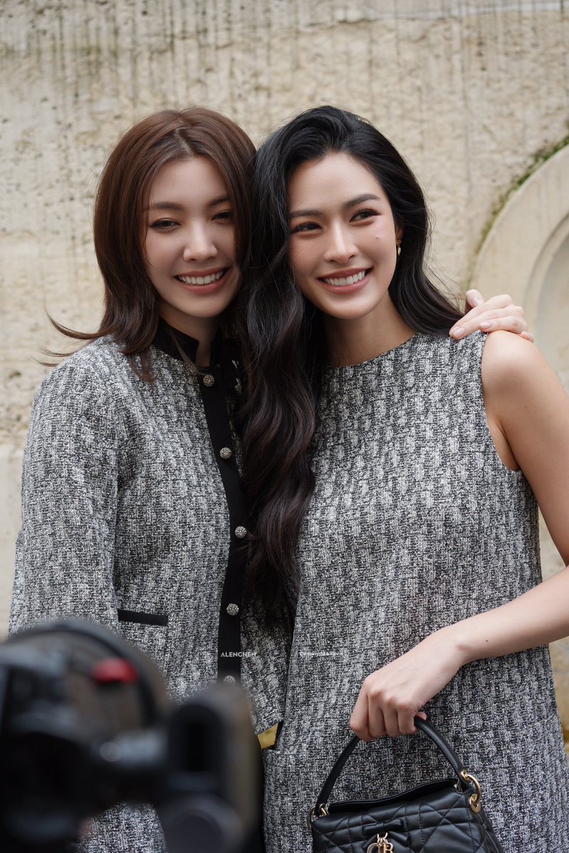 alenchenk's tweet photo. 🤍👜👑

#OrmKornnaphat‌ #LinglingKwong‌ 
#LingOrmDiorSummer27 #LingOrm 
#Dior #DiorSummer #PFW 

@ormmormm 
@linglingsirilak 
@Dior 
@XFashion https://t.co/PXqXpQFULp