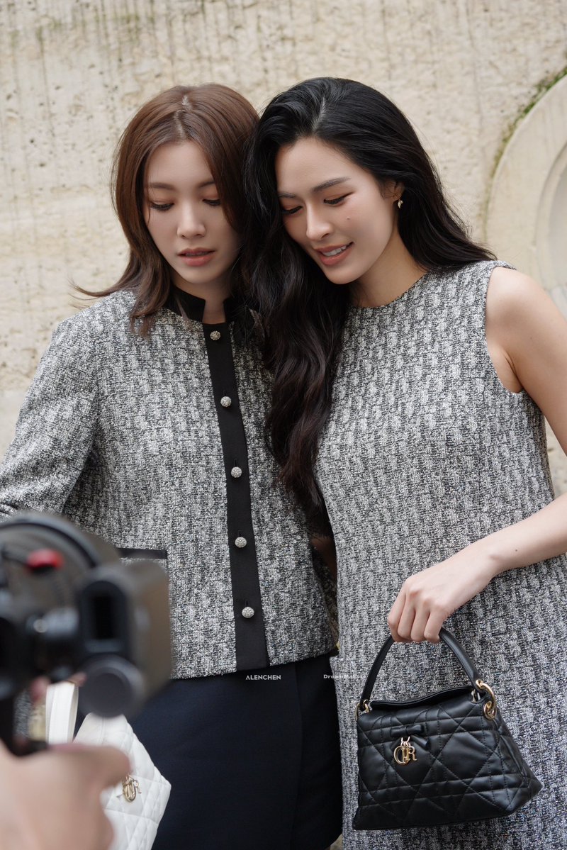alenchenk's tweet photo. 🤍👜👑

#OrmKornnaphat‌ #LinglingKwong‌ 
#LingOrmDiorSummer27 #LingOrm 
#Dior #DiorSummer #PFW 

@ormmormm 
@linglingsirilak 
@Dior 
@XFashion https://t.co/PXqXpQFULp