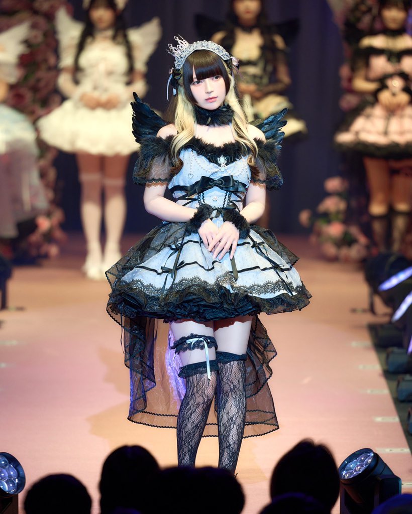 _malymoon's tweet photo. Malymoon初の単独ファッションショー🌙
Halloween Fashion Show 2026
Produced by PECHE🍑

Model｜きゅるりんってしてみて 環やね

フェアリーテールプリエドレス｜CS26107
ムーンフェザーエンジェルドール｜CS26132
※ファッションショー限定カラー

#malymoon #マリームーンHFS2026 https://t.co/xnvlfN1LSC