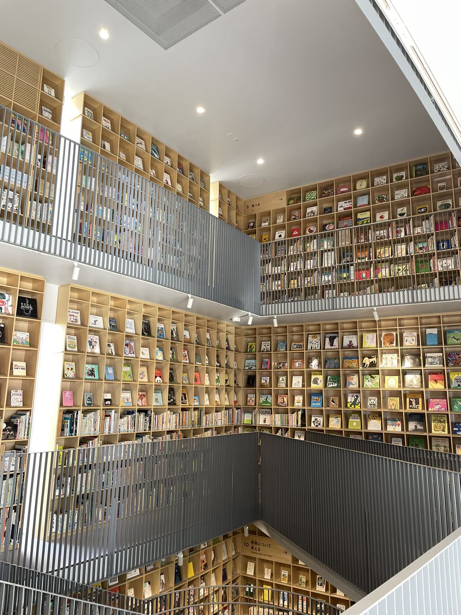 _peachymooky's tweet photo. อยากให้คนรักวรรณกรรมเด็กได้มาสัมผัส nakanoshima children’s book forest ป่าหนังสือเด็กที่นากาโนะชิมะ โอซาก้า ชอบตรงที่เขาบอกว่าเป็นป่าหนังสือที่อ่านออกเสียงดังได้ มีทั้งครอบครัวพาลูกมา หรือคนสนใจหนังสือนิทานก็มาดูได้ เข้าฟรี ชอบเล่มไหนหยิบลงมาอ่านได้เลย https://t.co/Y1BJKJnla0