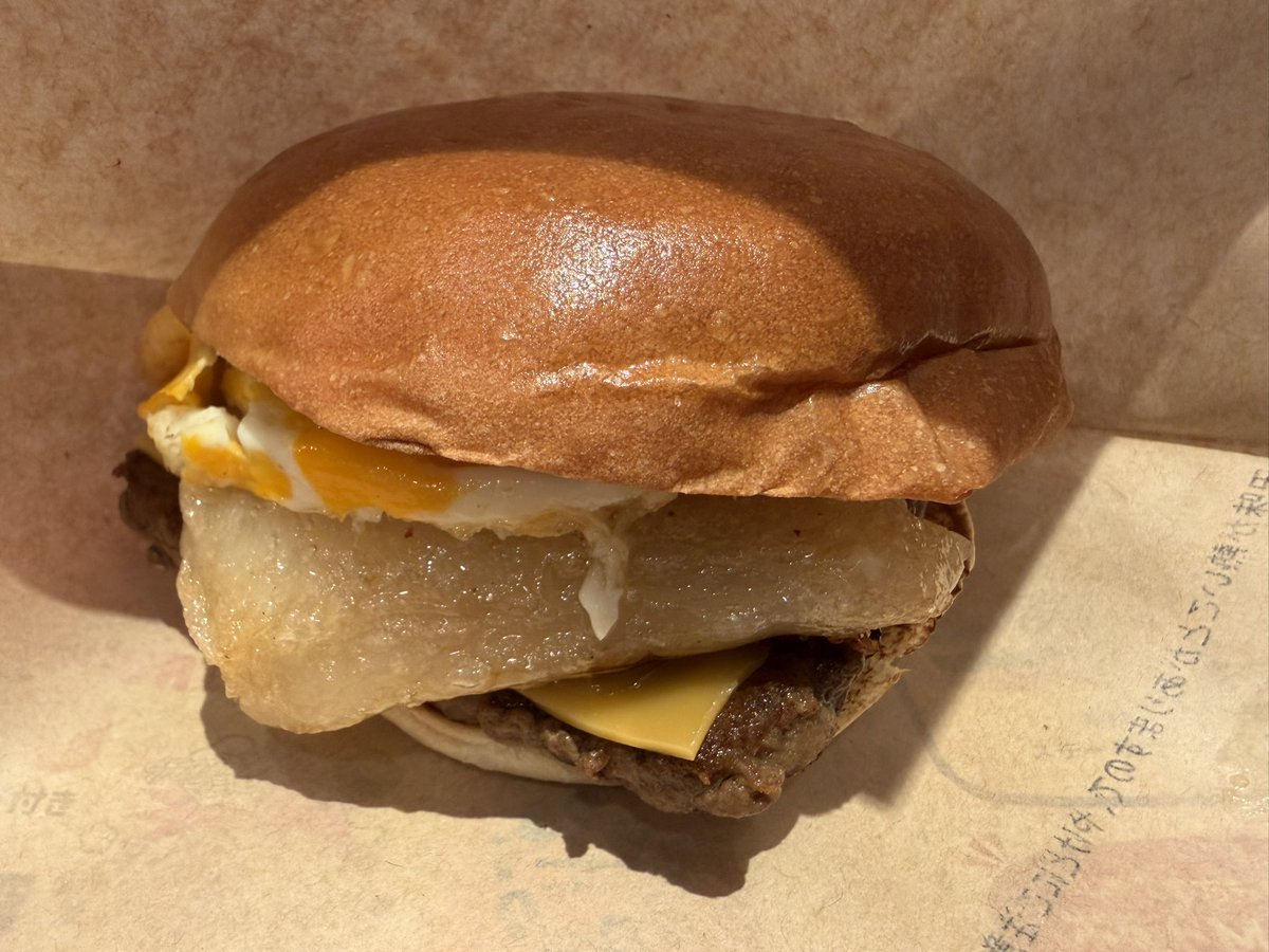 COSMICKonamonRG's tweet photo. ウェンディーズの月見バーガー🌕
お餅が入ってて、ボリューム満点。

#ウェンディーズ　#NY月見もっちバーガー https://t.co/BOU68xXc0H