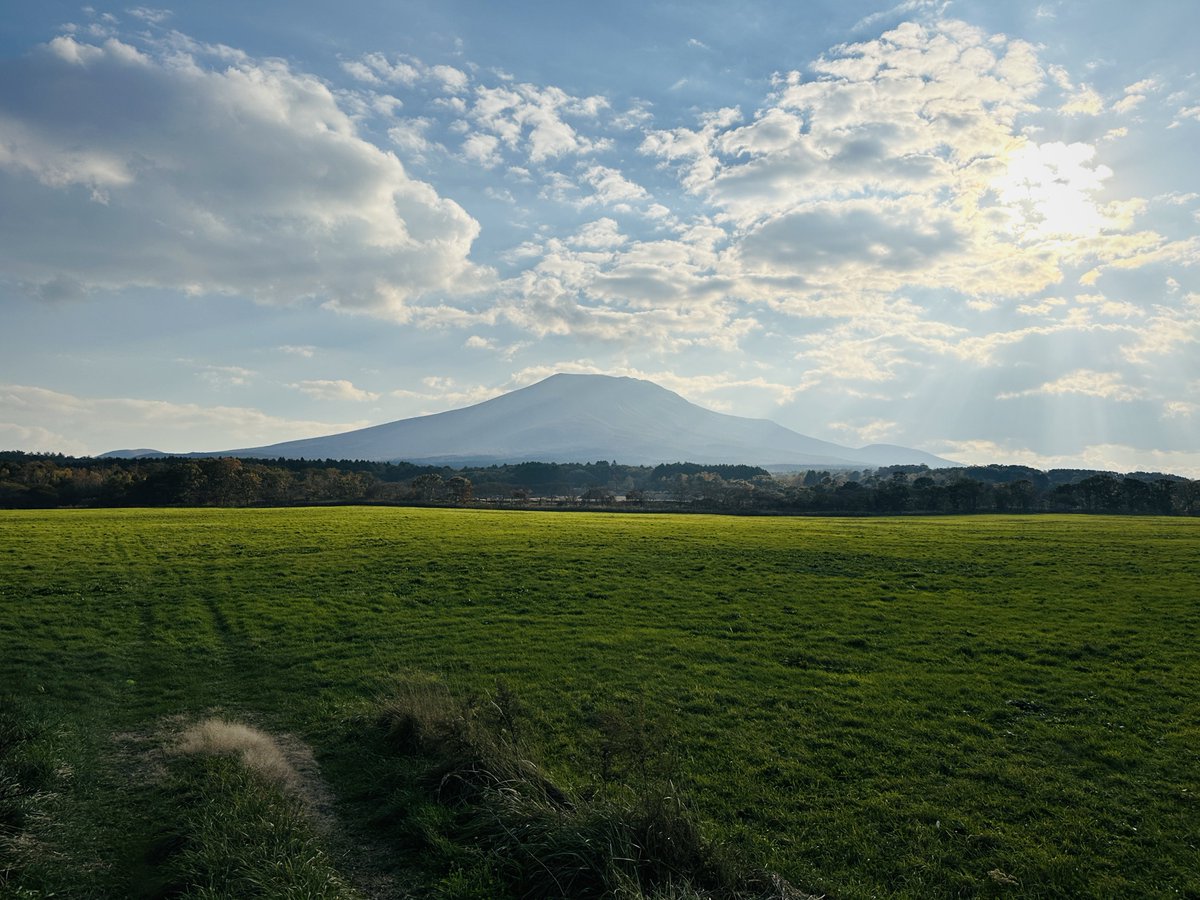 North_ern2's tweet photo. 今のこの美しい形、麓の場所によって姿が変わる不思議な形の北海道駒ヶ岳はこの1640年の大噴火と山体崩壊の結果なんだが…いまホンマに勘弁してください。コイツは北海道内でも最近（地学的な時間軸）活発な火山でかなりヤバいんだ。数多の試練にあえぐ我が故郷渡島半島をこれ以上いぢめないで… https://t.co/RtvtGCD6QU