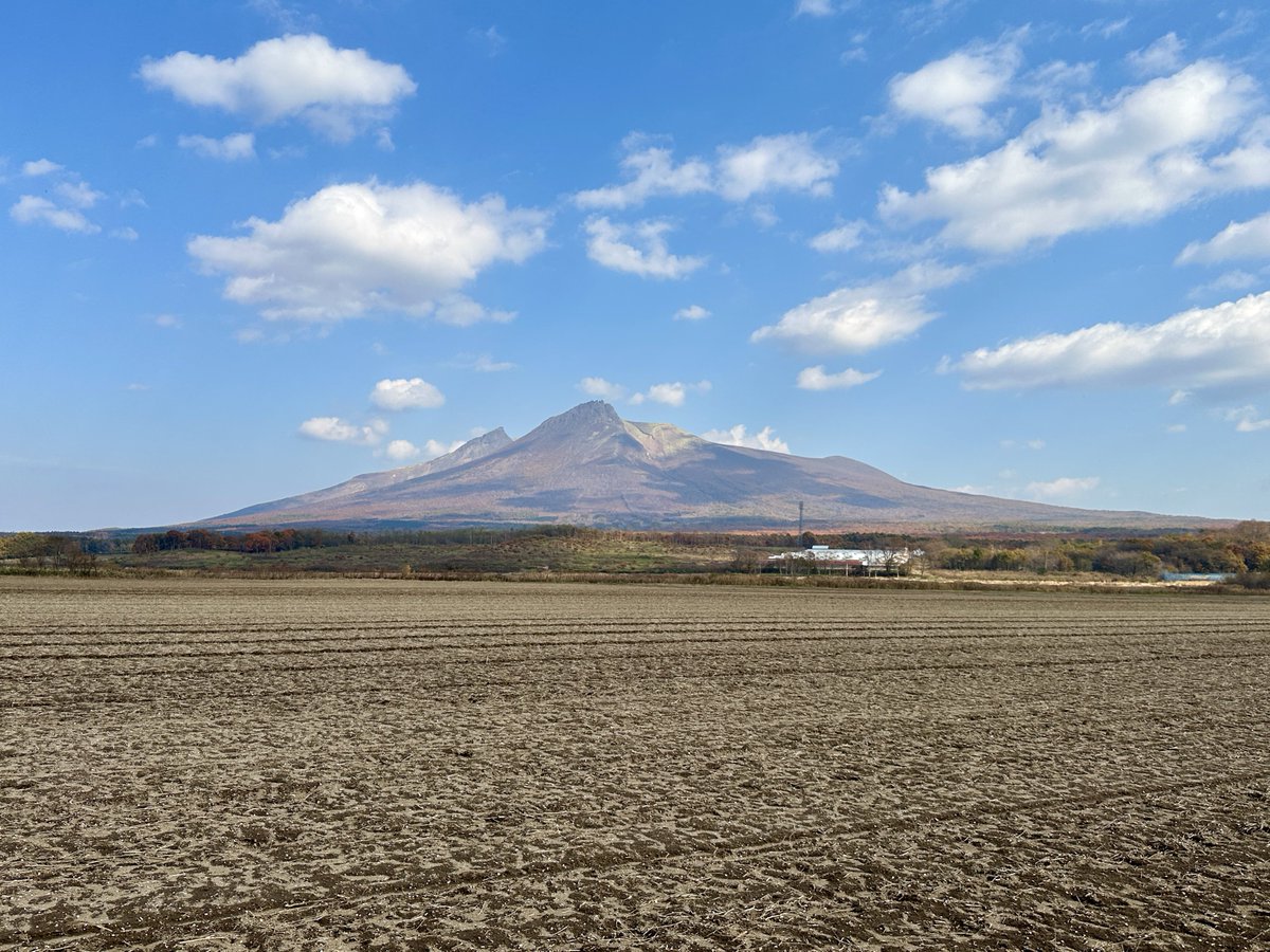 North_ern2's tweet photo. 今のこの美しい形、麓の場所によって姿が変わる不思議な形の北海道駒ヶ岳はこの1640年の大噴火と山体崩壊の結果なんだが…いまホンマに勘弁してください。コイツは北海道内でも最近（地学的な時間軸）活発な火山でかなりヤバいんだ。数多の試練にあえぐ我が故郷渡島半島をこれ以上いぢめないで… https://t.co/RtvtGCD6QU