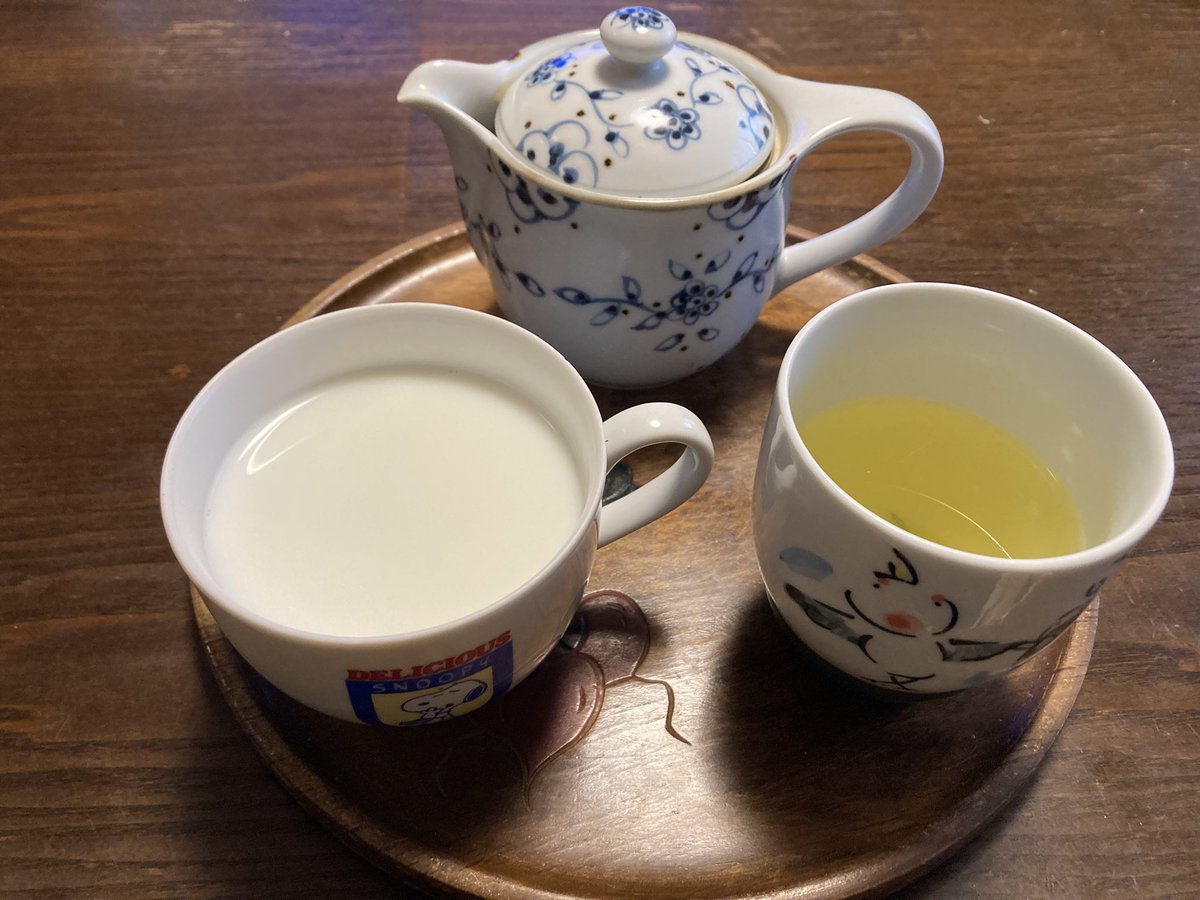 gamaguchiyeahoh's tweet photo. 今日も温めた牛乳を飲んだこまつぐみ。

そして
私のために夫が淹れたお茶。(夫はすでに飲んでいた)

昨日も飲んだ。 https://t.co/kHdCtOlHWv