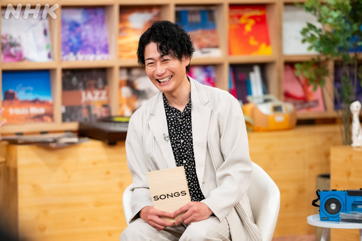 NHK_PR's tweet photo. 【#SONGS 80年代名曲集】

＼＼＼ 「来たぞこれ！」／／／

#大泉洋 と #戸次重幸 もスタジオで大興奮
SONGSだからこその貴重な映像も

📺 [総合] 1日(木) 22:00~
https://t.co/JKMKyipJxv https://t.co/I9TWk46yAd