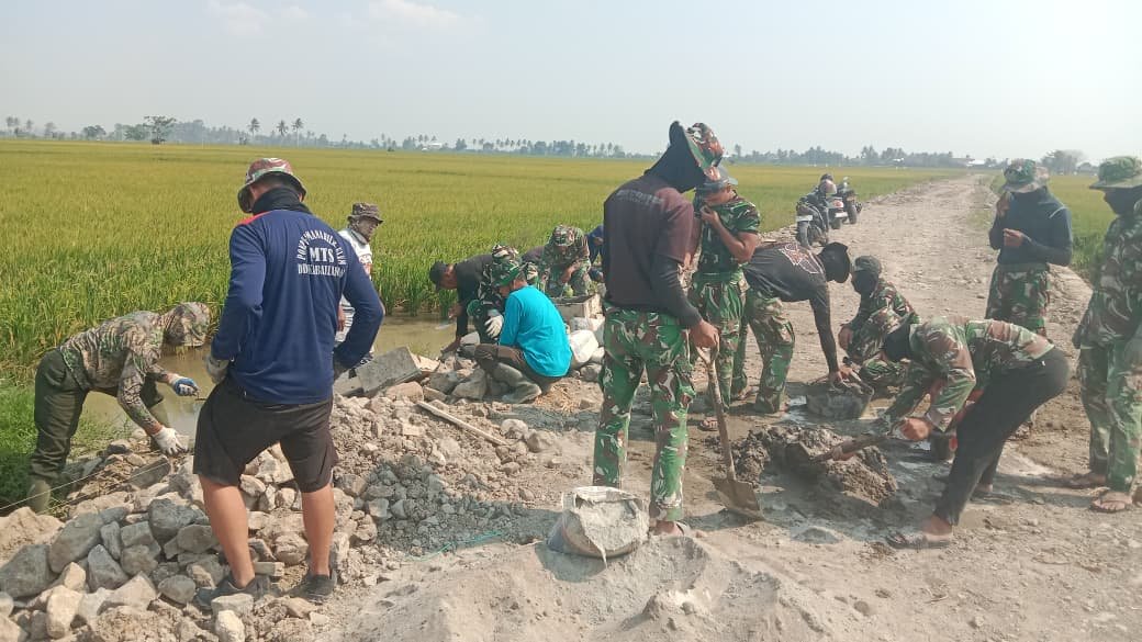 KODIM__1404_PRG's tweet photo. Dalam upaya mendukung kelancaran aktivitas masyarakat, khususnya para petani, Babinsa Koramil 1404-06/Duampanua bersama personel Polsek dan warga melaksanakan kerja bakti pembangunan proteksi jalan tani di Desa Tanratuo, Kecamatan Cempa, Kabupaten Pinrang, Kamis (1/10/2026). https://t.co/w3zozzMSxm