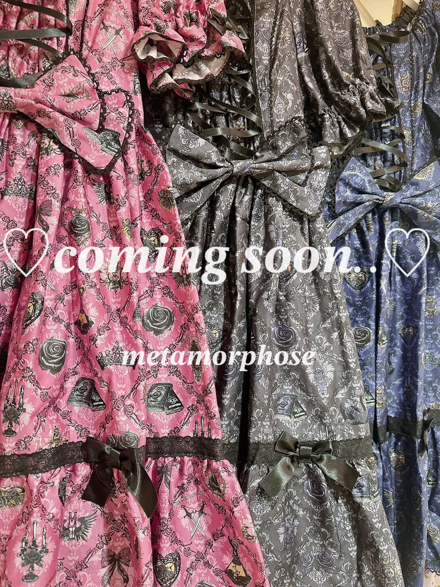 MetamorphoseEng's tweet photo. 🖤New Series🖤
Queen of Darkness and Thorns Short Sleeve OP
https://t.co/IwjbXIAni1

Release around noon JST on Oct 2, online🌹✨

- Short Sleeve OP
- Headdress

colors: Pink, Blue, Purple Gray

*Limited quantity
#GothicLolita #rose #throns
#metamorphose #mtdf #Lolitafashion https://t.co/1J3pZPb98h