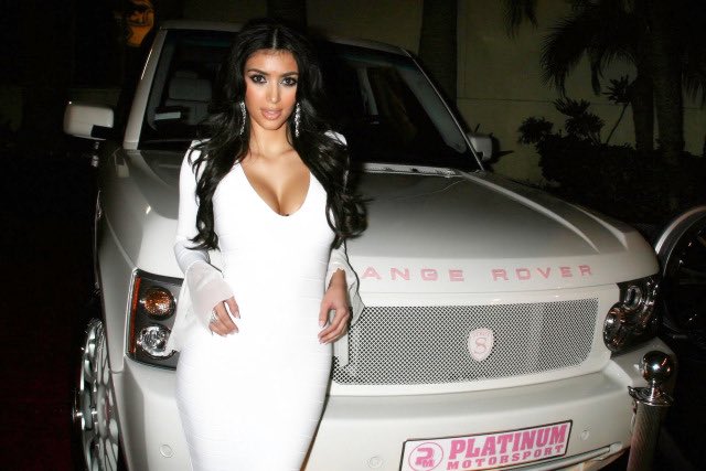 tiffsaprincesss's tweet photo. kim kardashian with her customized white &amp; baby pink Range Rover🤍🩷 https://t.co/2i1jZU3bor