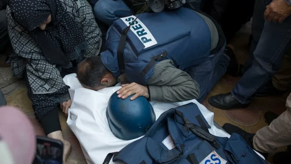 teleSURtv's tweet photo. Un nuevo ataque israelí elevó a 263 la cifra de periodistas asesinados en Gaza. Mohamad Abdul Aziz al-Najar murió por un dron en Al-Mawasi mientras reportaba sobre la memorización del Corán. 

¿Qué más se sabe del ataque? 

Entra al enlace y conoce los detalles 👉 https://t.co/KhMNlVOoPe

#Gaza #Palestina #30Sep