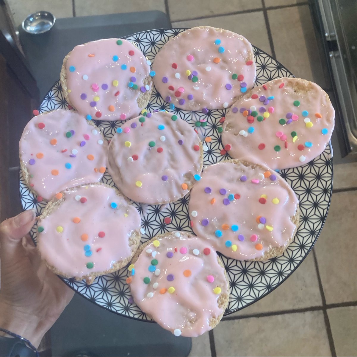 lukewarmm1lk's tweet photo. 63 calorie sugar cookies that taste like the ones from the store 🤤

~63 cals, 8g protein, 1g fibre per cookie https://t.co/pW3JYTpBod