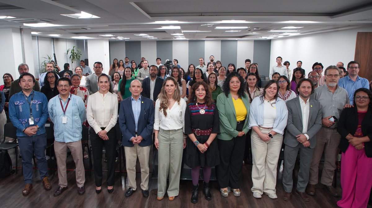 SEMARNAT_mx's tweet photo. En representación de la secretaria de Medio Ambiente, @aliciabarcena, la titular de la @PROFEPA_Mx, @mariana_boy, inauguró hoy el taller con organizaciones de la sociedad civil sobre herramientas para la aplicación del artículo 9 del Acuerdo de Escazú, enfocado en la protección de las personas defensoras ambientales.

Durante ocho sesiones, servidoras y servidores públicos de la #Semarnat analizarán los riesgos que enfrentan las personas defensoras, las rutas institucionales para atenderlos y las herramientas disponibles para responder, con especial atención a mujeres, pueblos y comunidades indígenas y personas en condiciones particulares de riesgo y vulnerabilidad.

🌿 La procuradora destacó que proteger a quienes defienden la naturaleza implica prevenir riesgos, actuar ante amenazas, proteger a quienes estén en peligro, investigar las agresiones y combatir la impunidad.

“La medida real va a ser no solamente conocer el artículo 9, sino qué hacemos cuando alguien necesita nuestra protección”, señaló la procuradora.

🤝 Desde enero, el sector ambiental federal participa de manera permanente en el @Mecanismo_MX de Protección de @SEGOB_mx, aportando información sobre conflictos socioambientales y colaborando en la atención de estos casos.

El taller es organizado por Josefina Bravo, titular de la Unidad Coordinadora de Proyectos Prioritarios, Vinculación Social y Derechos Humanos de la Semarnat, con la participación de @SEGOB_mx, @EspacioOsc, @ProDESC, @prensacimac, @CEMDA y @ONUDHmexico, que suman conocimientos y experiencias para fortalecer las capacidades y protocolos institucionales.

#SomosMedioAmbiente