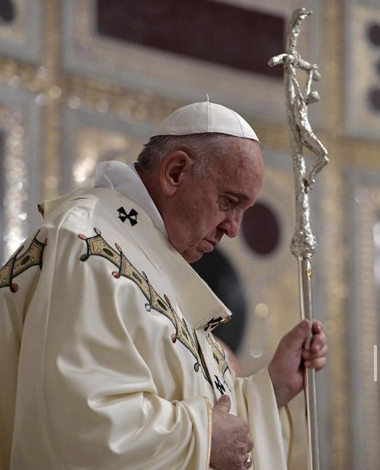 rodrigoslimma's tweet photo. A última frase do testamento do Papa Francisco:

“Que o Senhor dê a merecida recompensa àqueles que me amaram e continuarão a rezar por mim. O sofrimento que se fez presente na última fase da minha vida, ofereci-o ao Senhor pela paz no mundo e pela fraternidade entre os povos.” https://t.co/KPMYBYEcWe