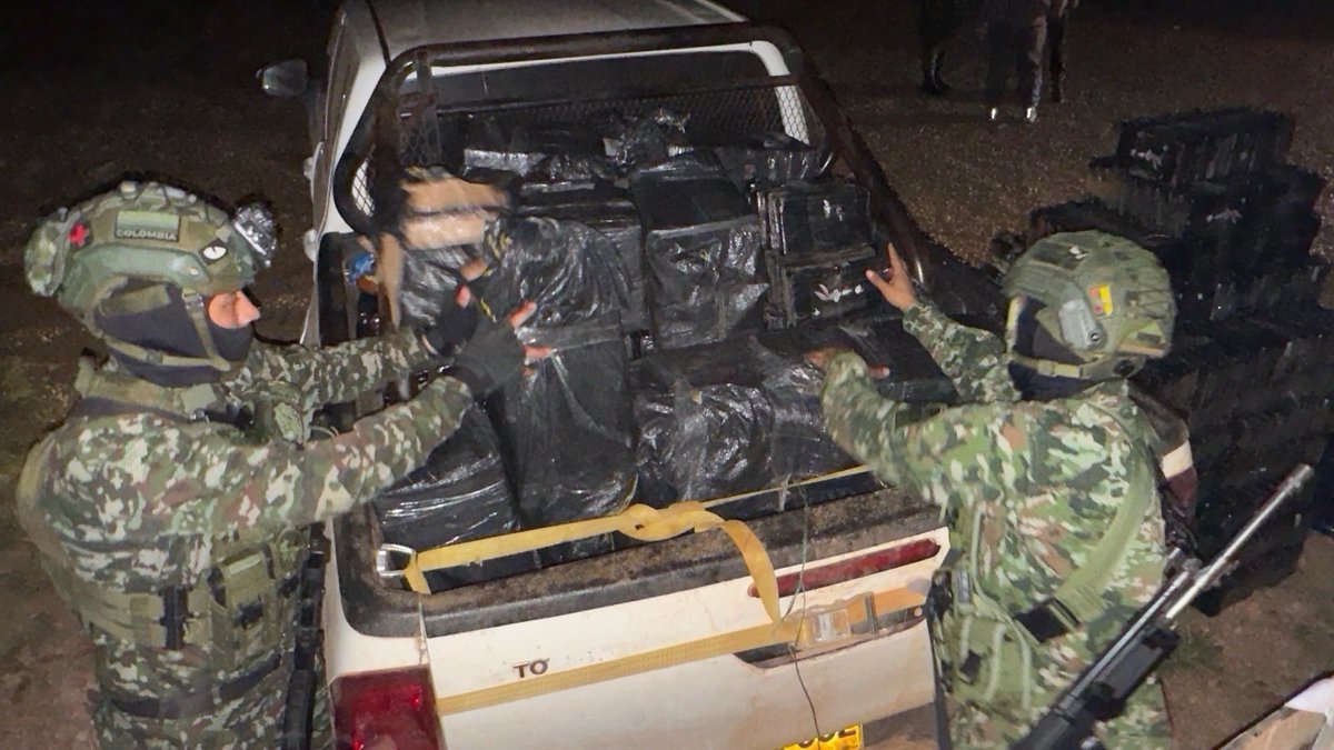ABDELAESPRIELLA's tweet photo. Otro golpe a los narcoterroristas de alias Iván Mordisco!

En Puerto Gaitán, Meta, tropas de la Cuarta División del Ejército Nacional, a través de la Séptima Brigada, interceptaron un vehículo e incautaron aproximadamente 1.198 kilos de cocaína pertenecientes a los narcoterroristas de la estructura 39 “Arcesio Niño” del Bloque Amazonas, de las disidencias de las FARC. Dos capturados en flagrancia.

Mi orden es clara: golpear sus economías ilícitas y perseguirlos sin descanso. Cada cargamento incautado les quita recursos para comprar armas, reclutar menores y sembrar terror.

¡Firme por la Patria!

¡Que viva Cristo Rey!

(A.D.L.E.) 🇨🇴🐅