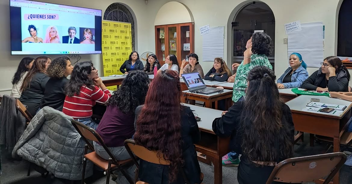 TS_RosasMLP's tweet photo. El 17 de septiembre 🌹Nuestra representante Leida Portal participó en el taller #AlertaCompi, sumando herramientas para prevenir la violencia digital y construir redes seguras de autocuidado.
Gracias a @amnistiaperu , @MujerDispara  y @CMPFloraTristan  por el espacio. 💜 https://t.co/Gh9R3AEbVl