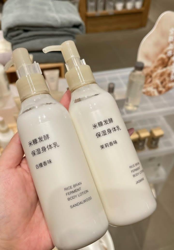 Avyaaa_15's tweet photo. KOK BISA SECEPAT INI 😭🇯🇵🤍
Awalnya cuma iseng nyobain, eh ternyata kulitku jadi kelihatan lebih cerah dalam waktu yang nggak lama 😭✨ kaget sendiri lihat hasilnya. Wanginya juga enak bangett woiii 🫵🏻😫 https://t.co/QtaZ1bo6Yh