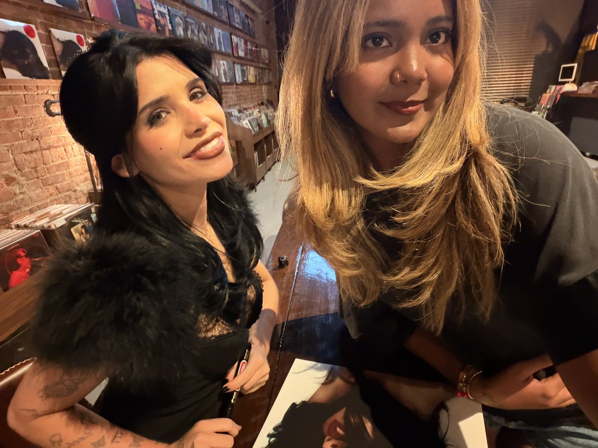 hellsteengrl's tweet photo. just 2 bffs that reunited today! 🖤 https://t.co/PKSkDNDA6d