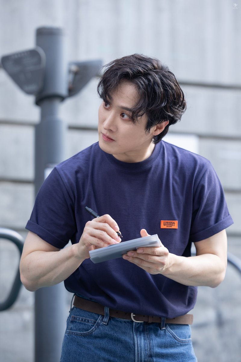 _island_pic_'s tweet photo. 260927 낮 뮤지컬 비더슈탄트 퇴근길
#김도현 https://t.co/3VJvwXHA5K
